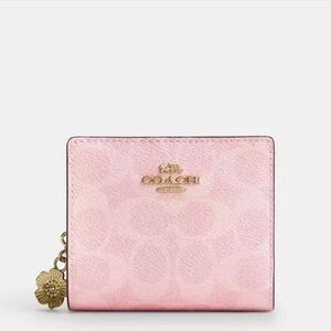 NWT Coach! Snap Wallet In Signature Canvas With Charm powder pink 🌸🎀